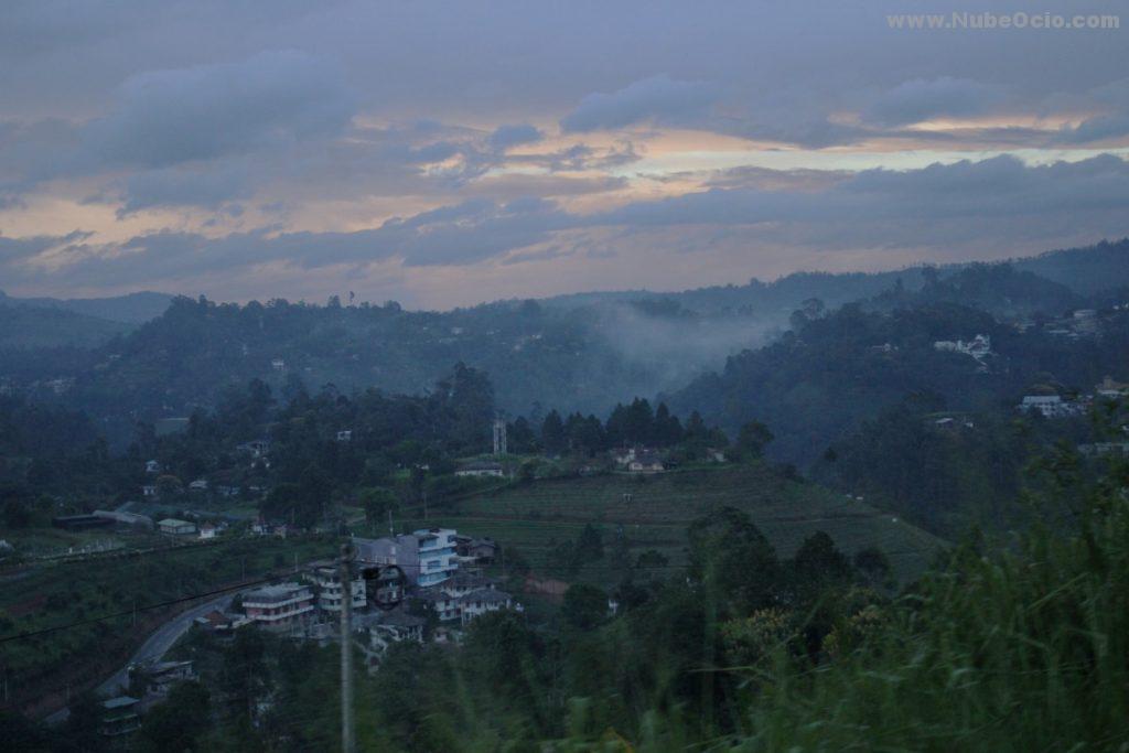 Atardecer en el tren a Ella, Sri Lanka