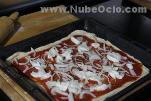 Echando cebolla a la pizza