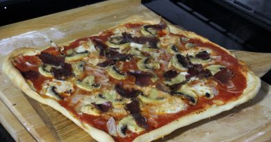 Pizza cocida, con tomate, ajo, orégano, mozzarella, cebolla, champiñones, aceite de oliva y cecina
