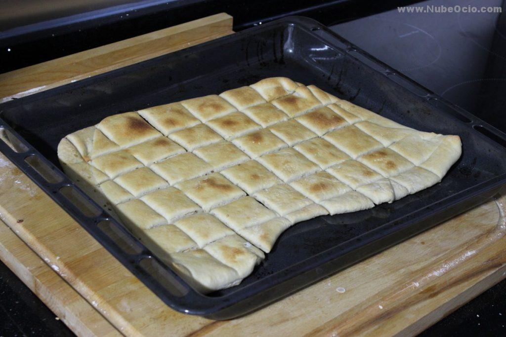 Regañás, cuadrados de pan tostados en horno