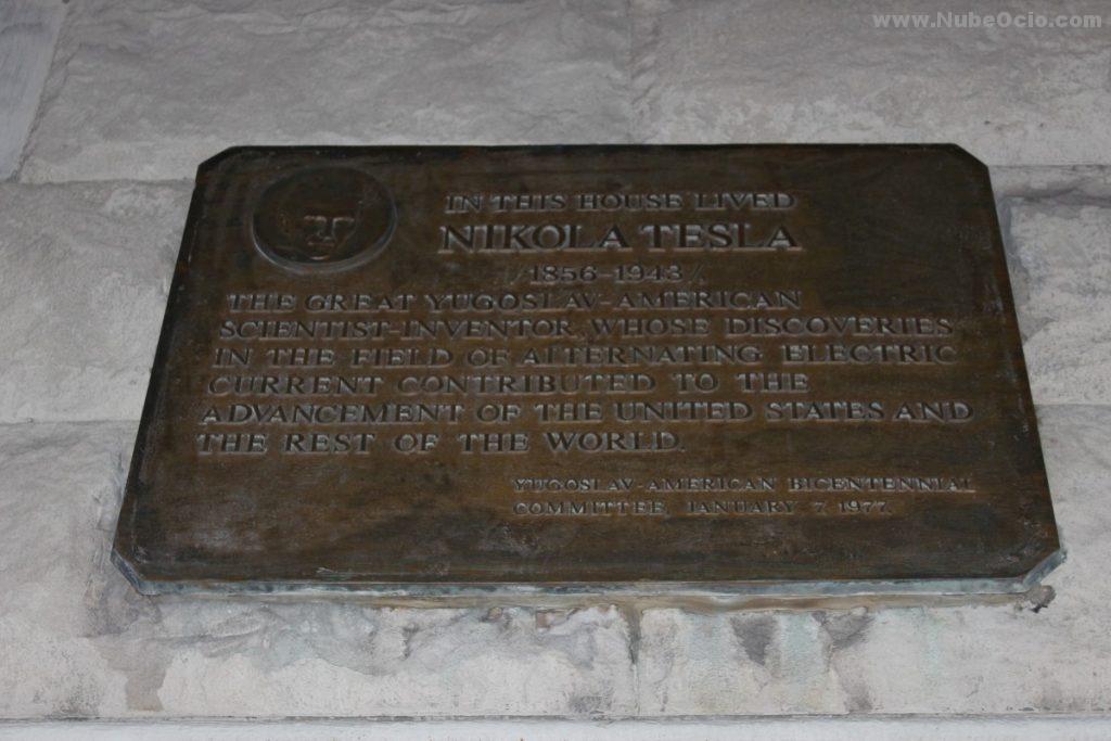 Placa a Nikola Tesla en el Radio Wave Building de Nueva York, antiguo Hotel Gerlach