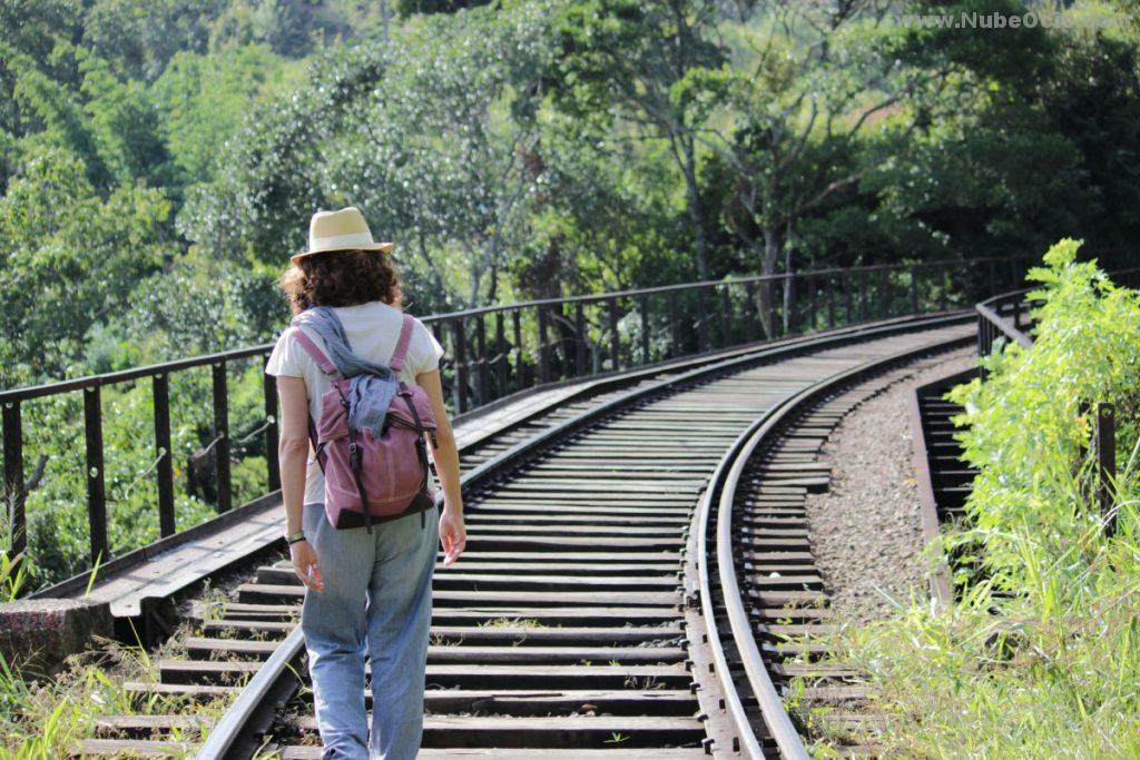 Puente en la vía de tren en Ella