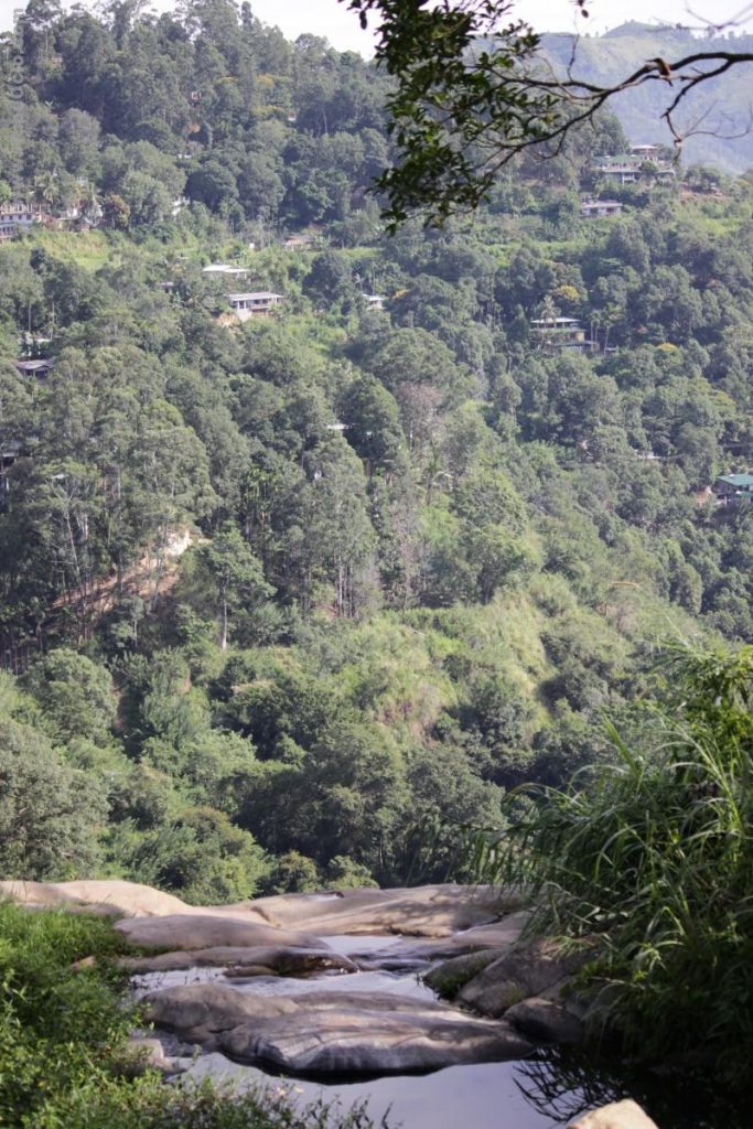 Vista de Ella desde la cascada